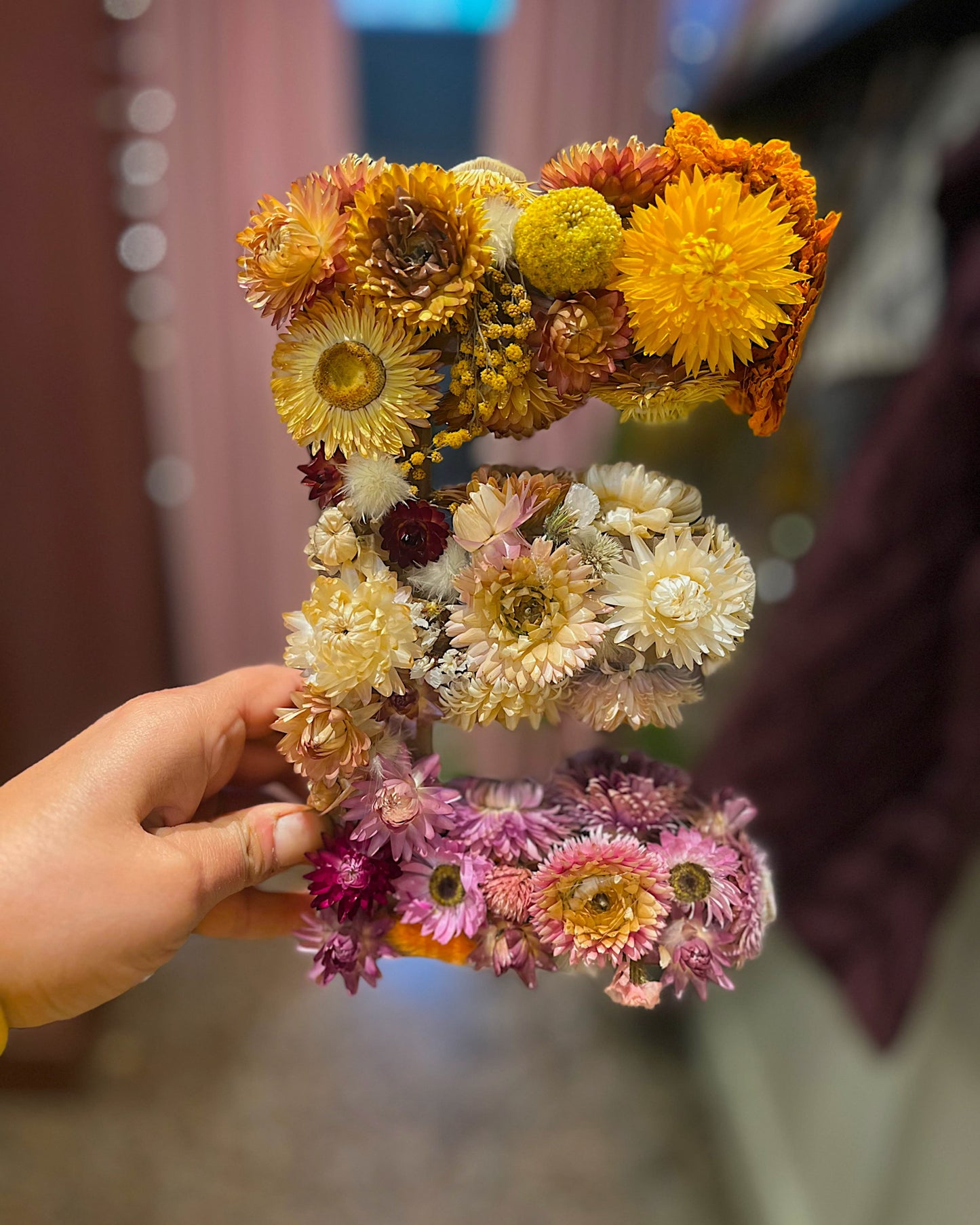 Lettre E couverte de fleurs séchées, atelier Hortense et Violette