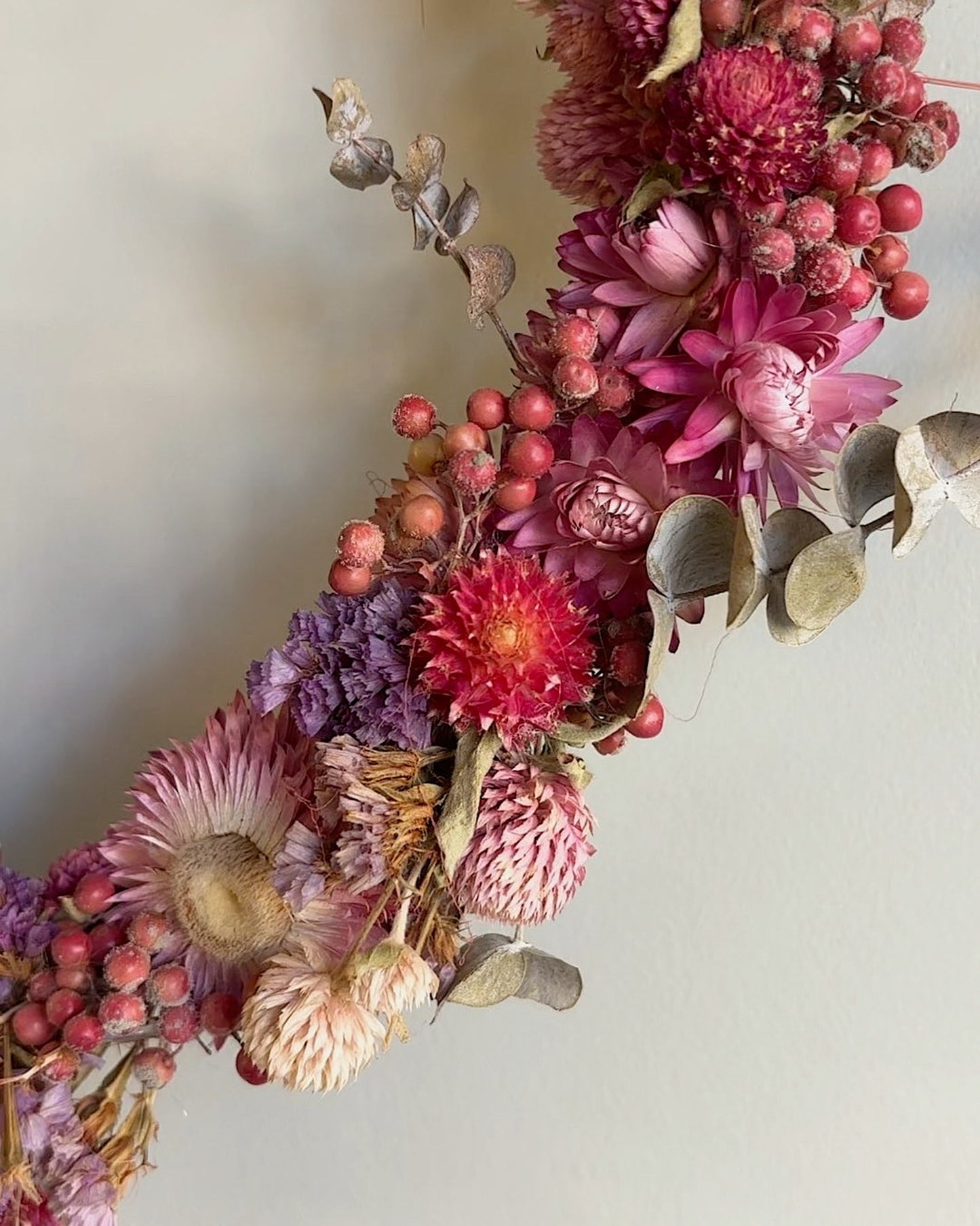 Couronne de fleurs séchées Hortense et Violette, tons pastels de rose