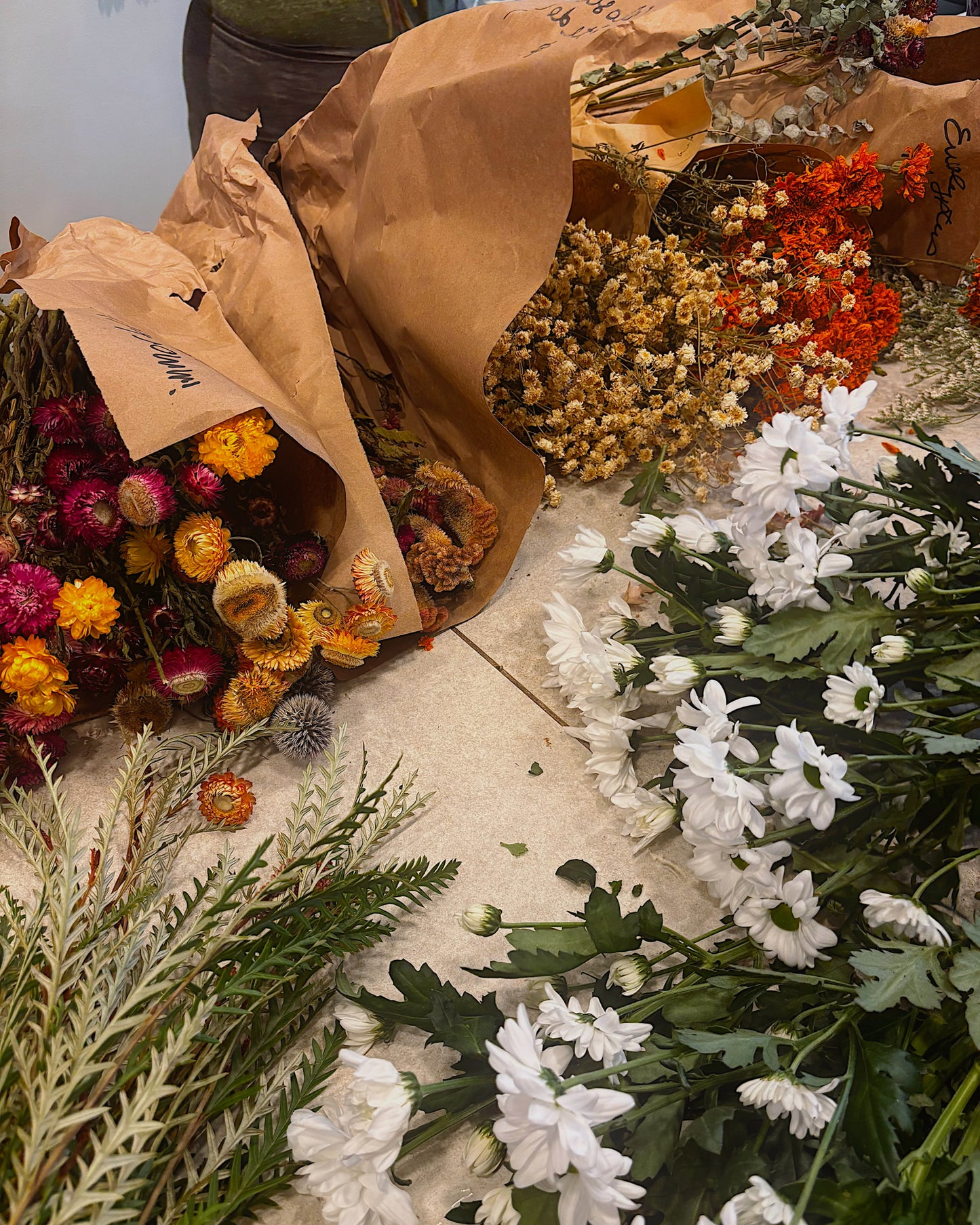 Paquets de fleurs séchées immortelle, célosie, eucalyptus, matricaire, tagète