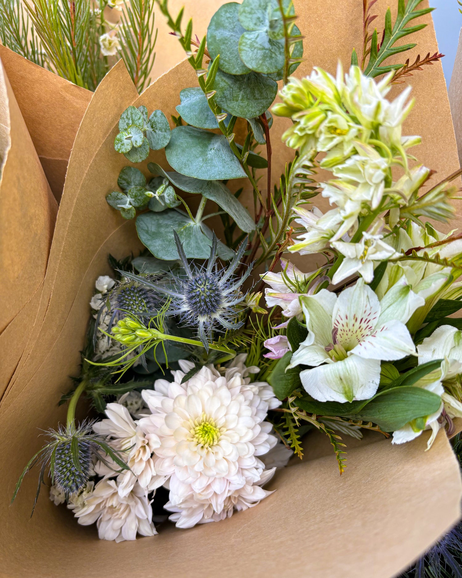 Bouquet par Hortense et Violette, eryngium, alstroemeria blanche, chrysanthèmes blanches et verdure