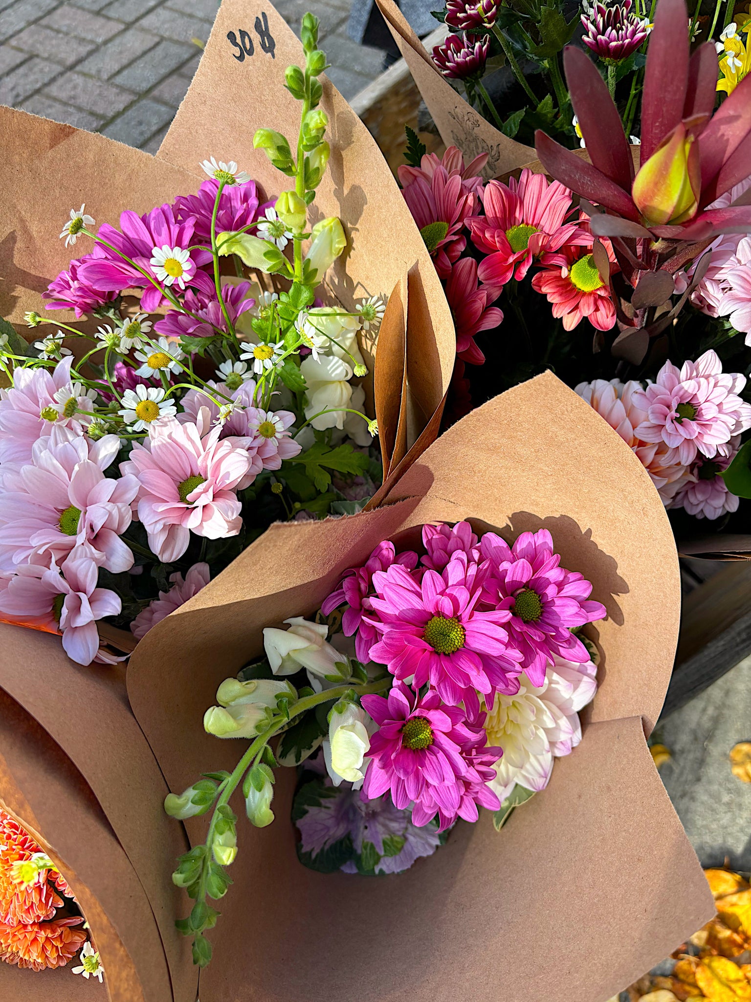 Bouquets d'Hortense et Violette, chrysanthèmes couleurs variées, muflier, minis marguerites et verdure