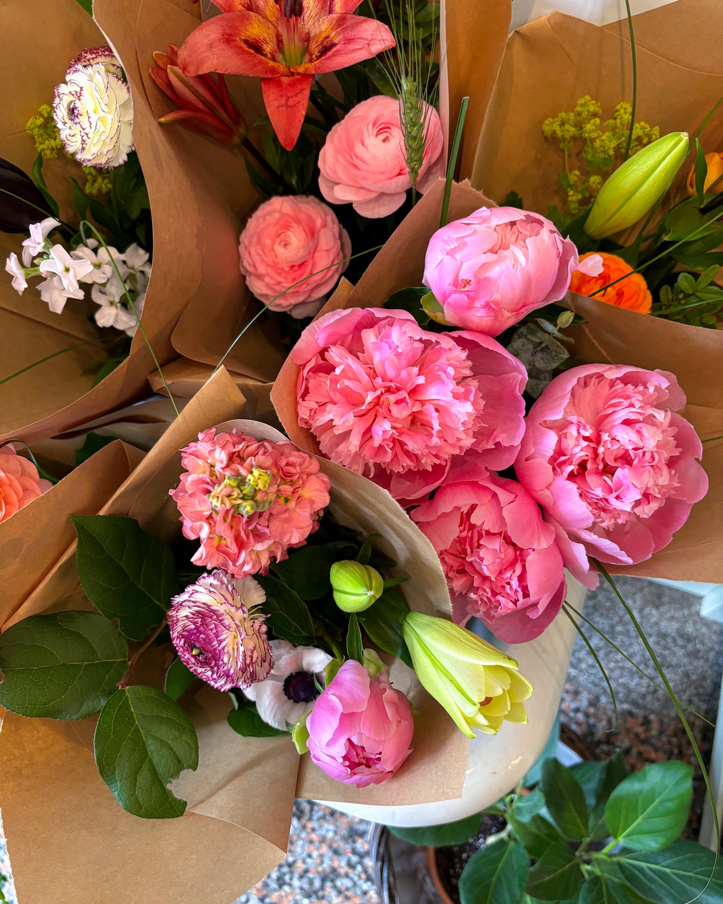 Bouquets variés de pivoines roses, lisianthus colorés et lys, création florale d'Hortense et Violette