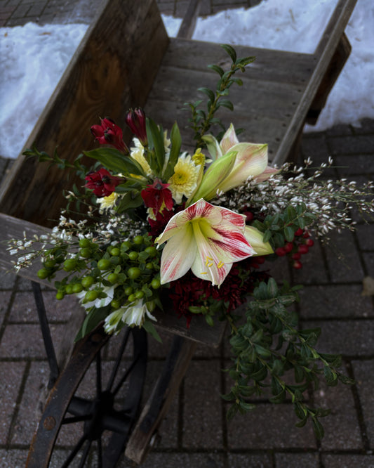 Bouquet de Noël par Hortense et Violette, lys, alstroemeria rouges, hypericum rouge, chrysanthèmes rouges et verdure