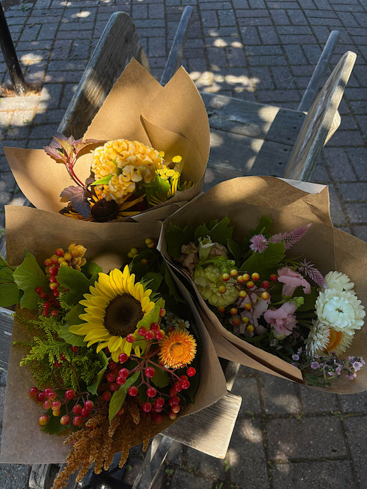 Bouquets automnaux amarante, tournesols, immortelles zinnia, célosie, viorne
