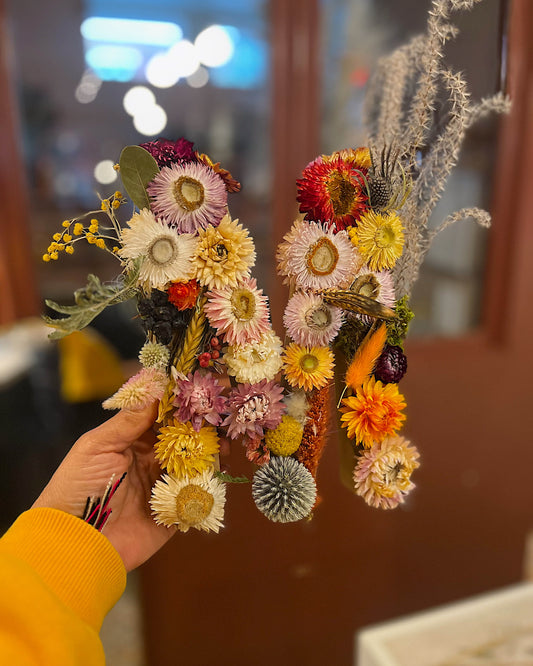 Lettre M couverte de fleurs séchées, ateliers Hortense et Violette