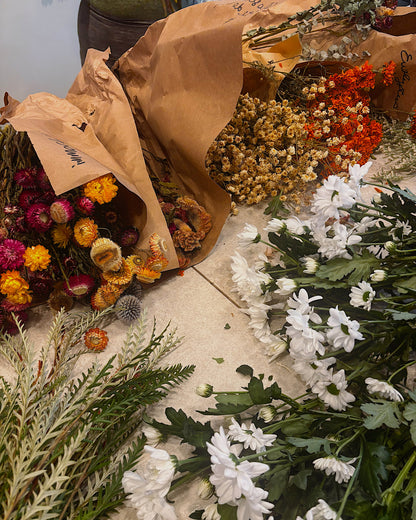 Paquets de fleurs séchées immortelle, célosie, eucalyptus, matricaire, tagète