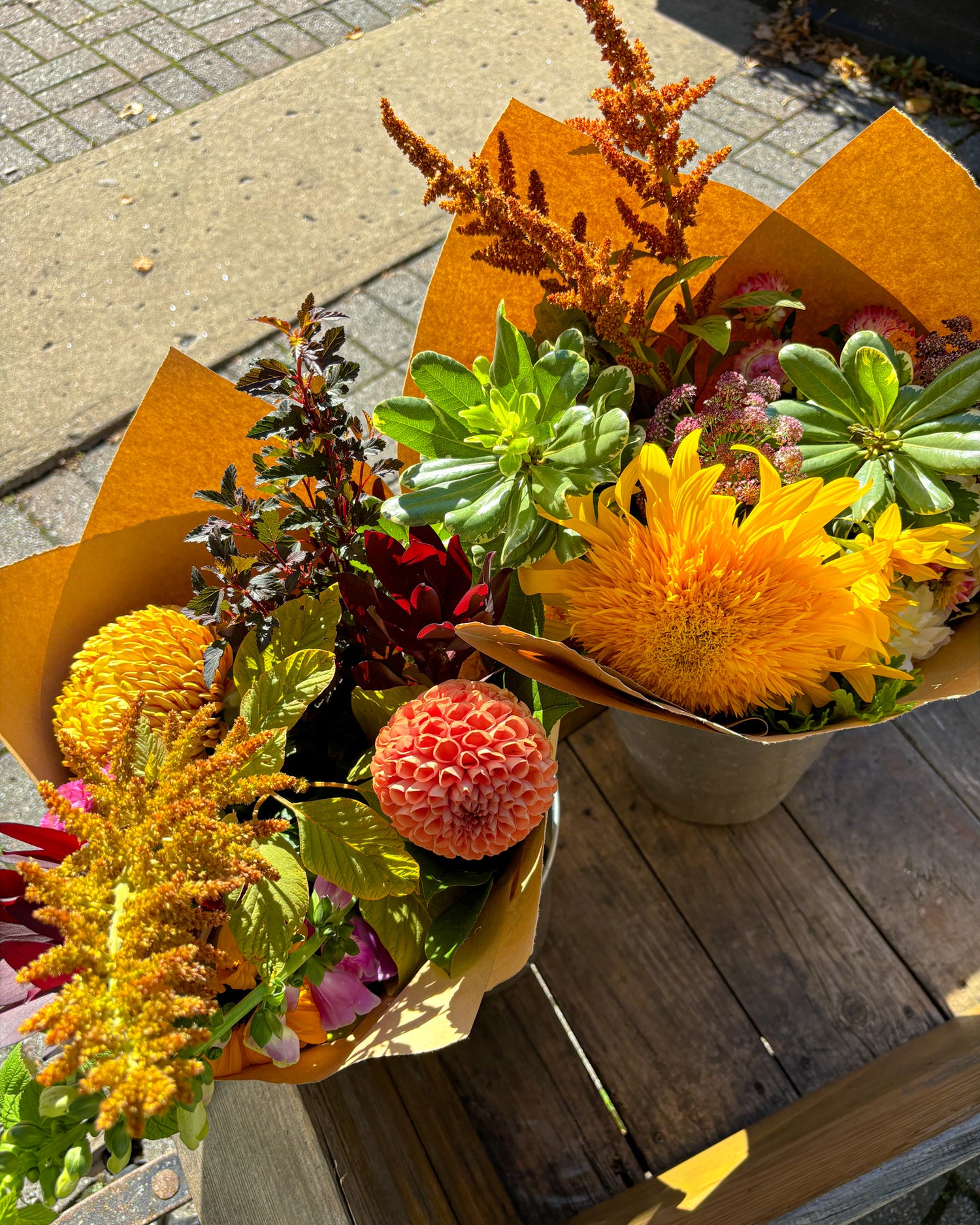Bouquets automnale composés de tournesol teddy bear, dahlia, amarante et verdure, création d'Hortense et Violette